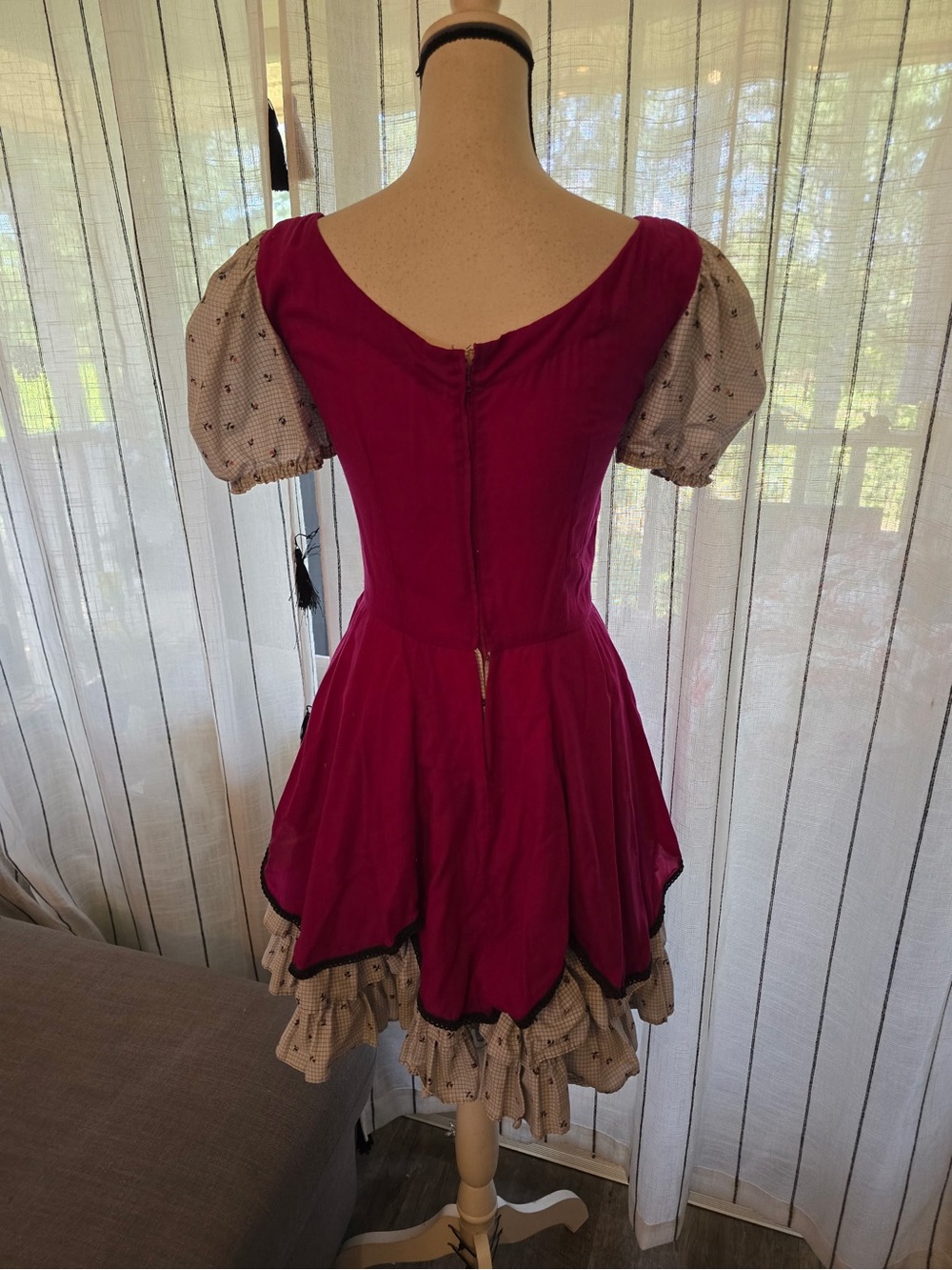 Vintage inspired Raspberry Lace-Up Midi Dress with Puff Sleeves Cosplay - Picture 3 of 8